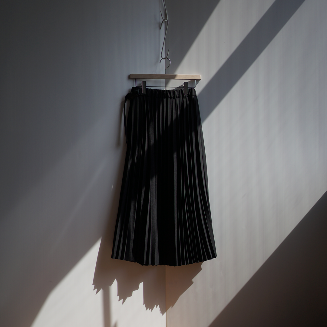 half way accordion pleated skirt – itochi 公式オンラインストア