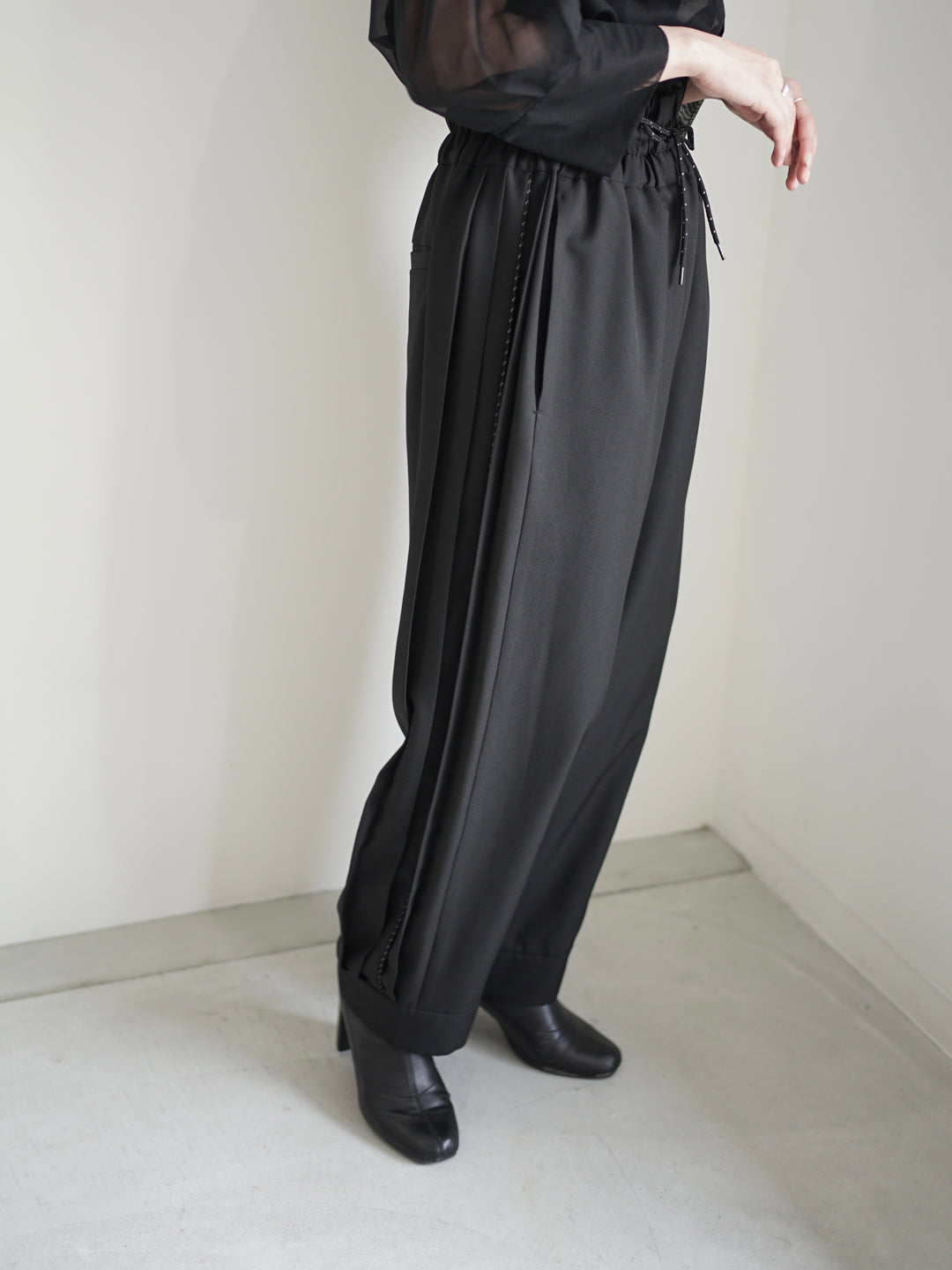 Polyester Linon pleated track pants – itochi 公式オンラインストア